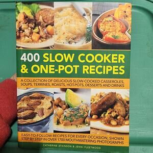 400 Slow Cooker & One-Pot Recipes by Catherine Atkinson